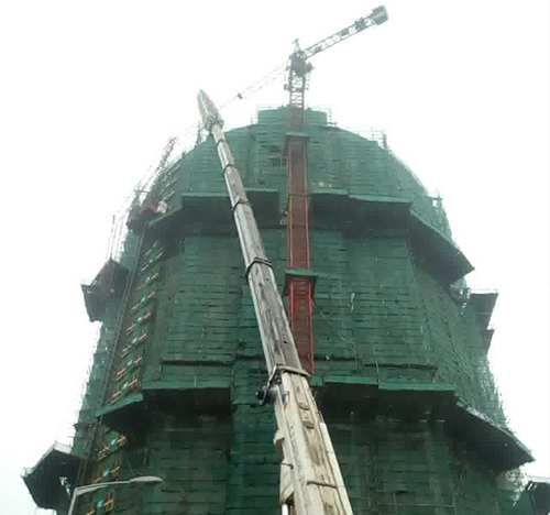 赛罕吊车在工地上作业